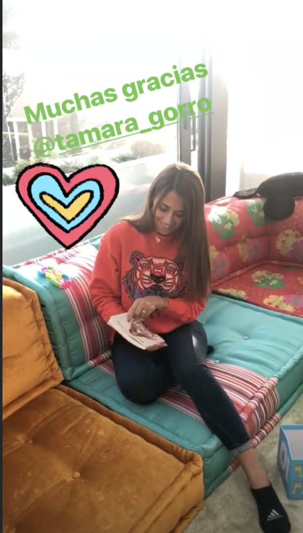 Antonella Roccuzzo lee el libro de Tamara Gorro