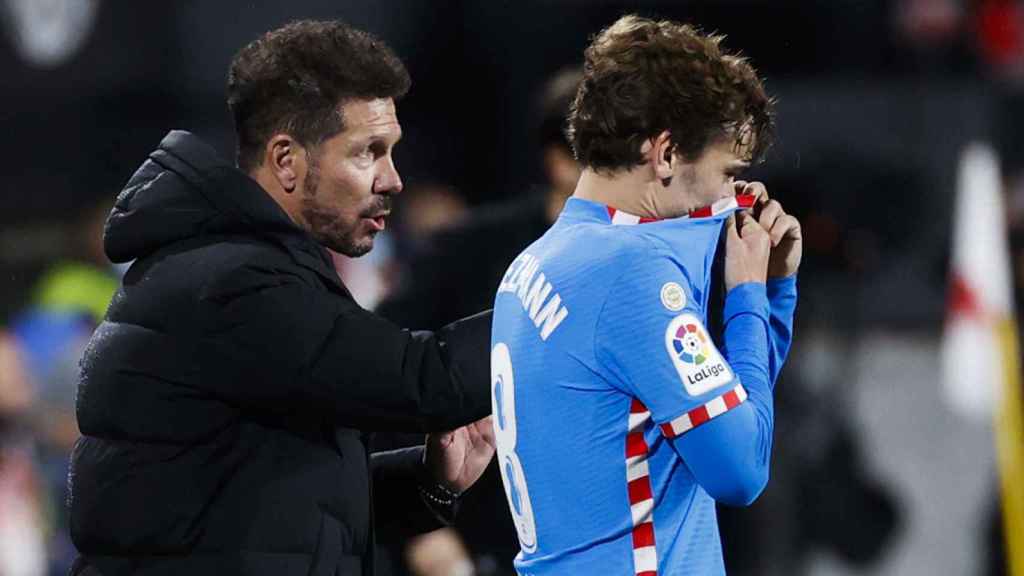 Diego Simeone, dando indicaciones a Griezmann, en un partido del Atlético de Madrid / EFE