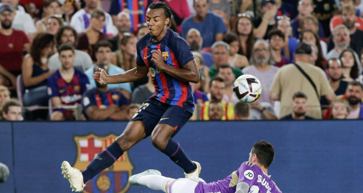 Jules Koundé, como lateral durante el Barça-Valladolid / EFE