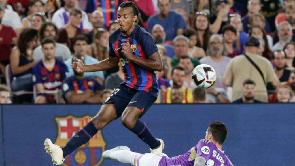 Jules Koundé, como lateral durante el Barça-Valladolid / EFE