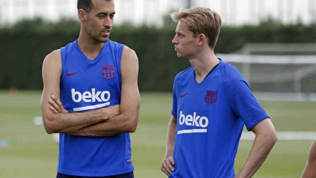 Busquets, junto a Frenkie de Jong, en un entrenamiento de la temporada pasada / FCB