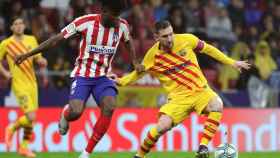 Messi con Thomas en un partido contra el Atlético de Madrid / EFE