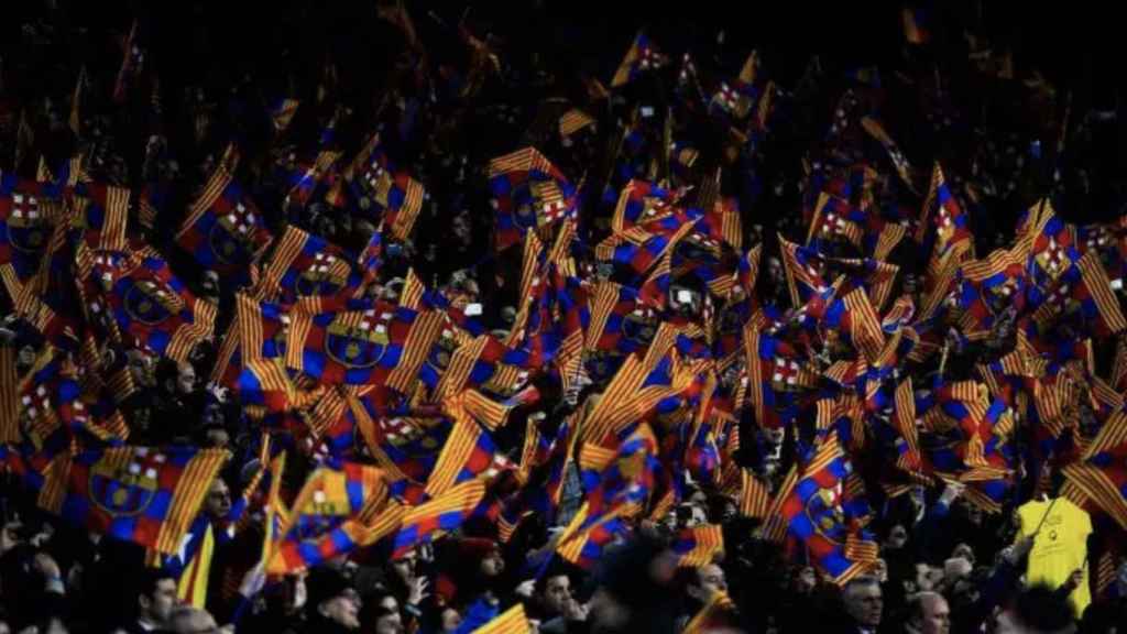 Una foto de archivo de aficionados del Barça en el Camp Nou / EFE