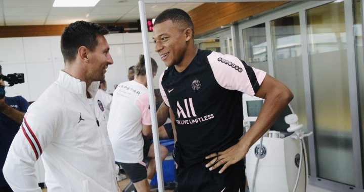 Leo Messi y Kylian Mbappé se saludan por primera vez, tras la llegada del argentino al club / PSG