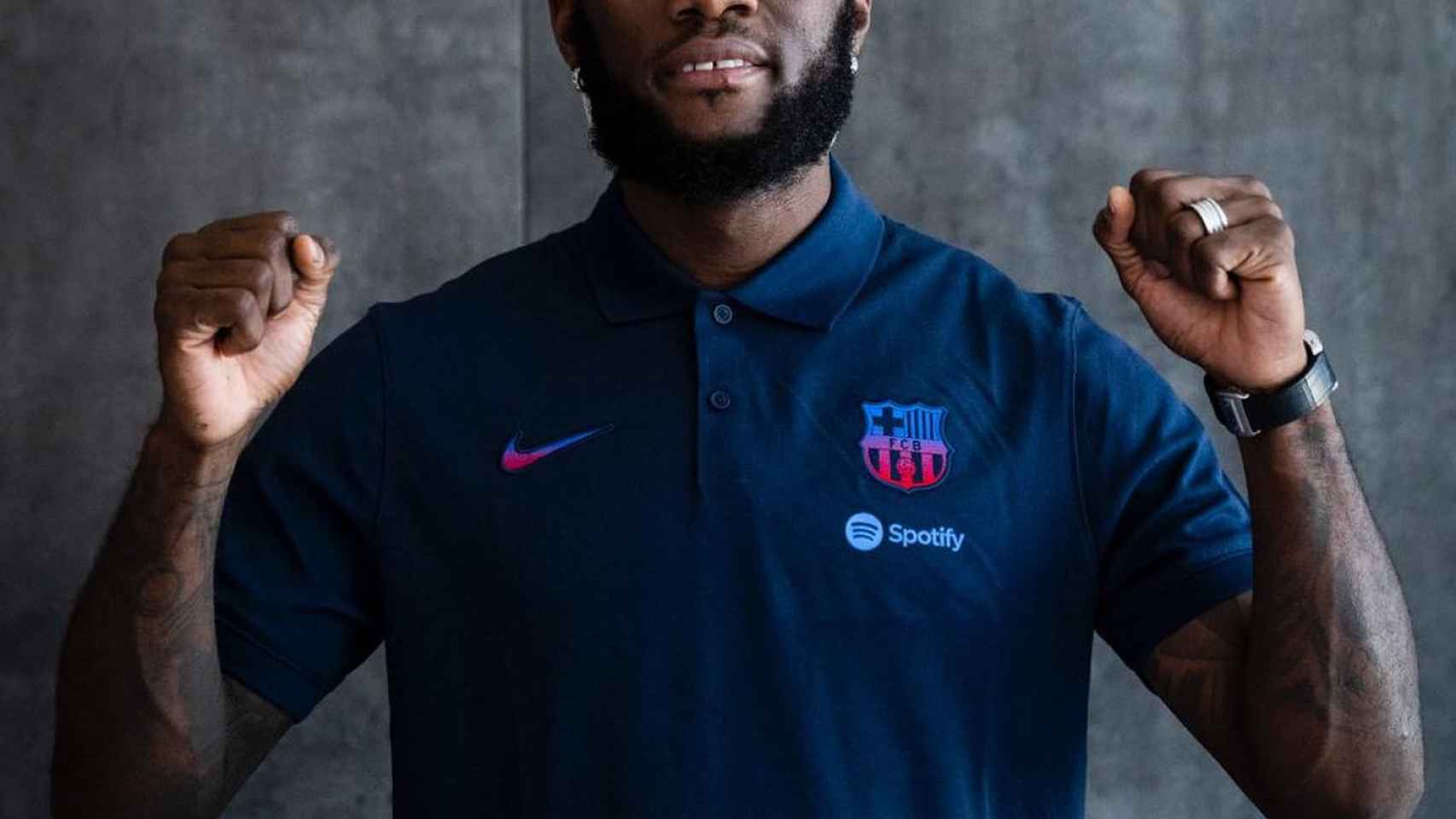 Kessié posando con el escudo del Barça / FCB