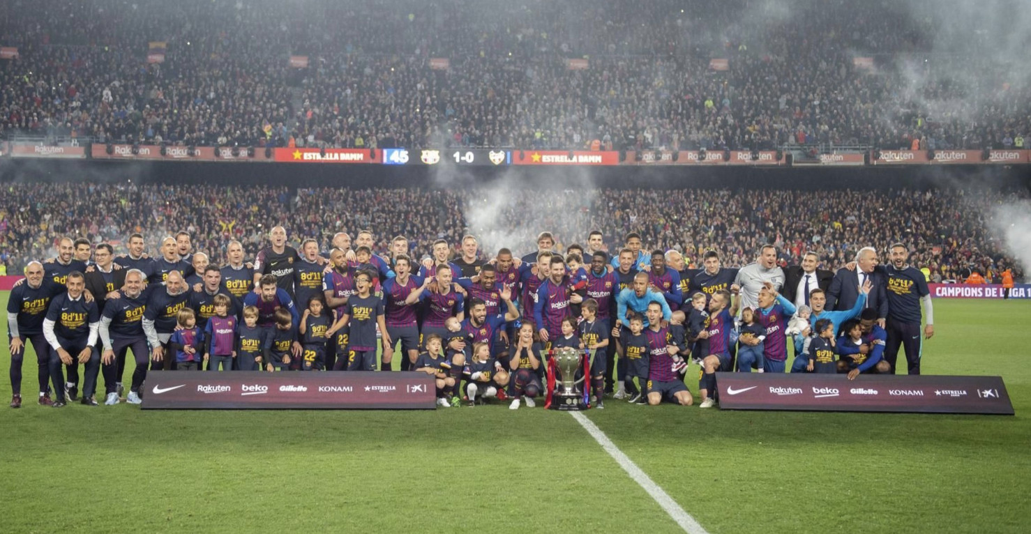 Una foto de los jugadores del Barça celebrando la Liga en el Camp Nou / FCB