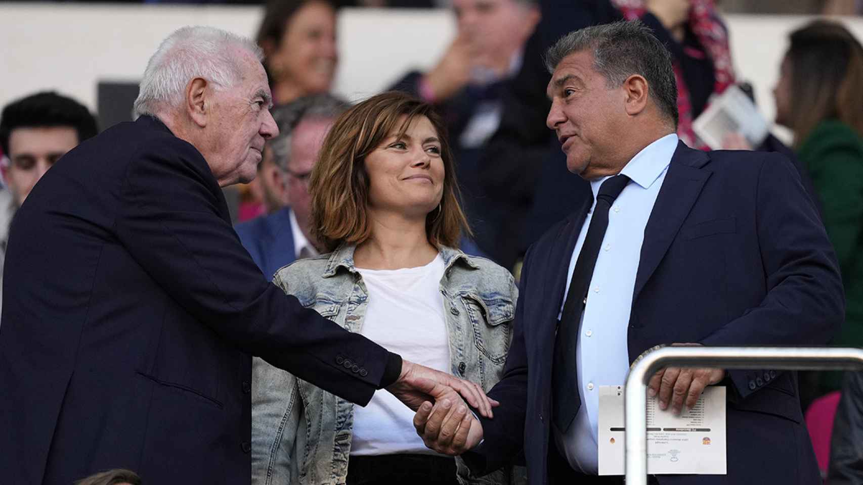 Joan Laporta saluda al candidato a la alcaldía de Barcelona, Ernest Maragall, en el palco del Camp Nou / EFE