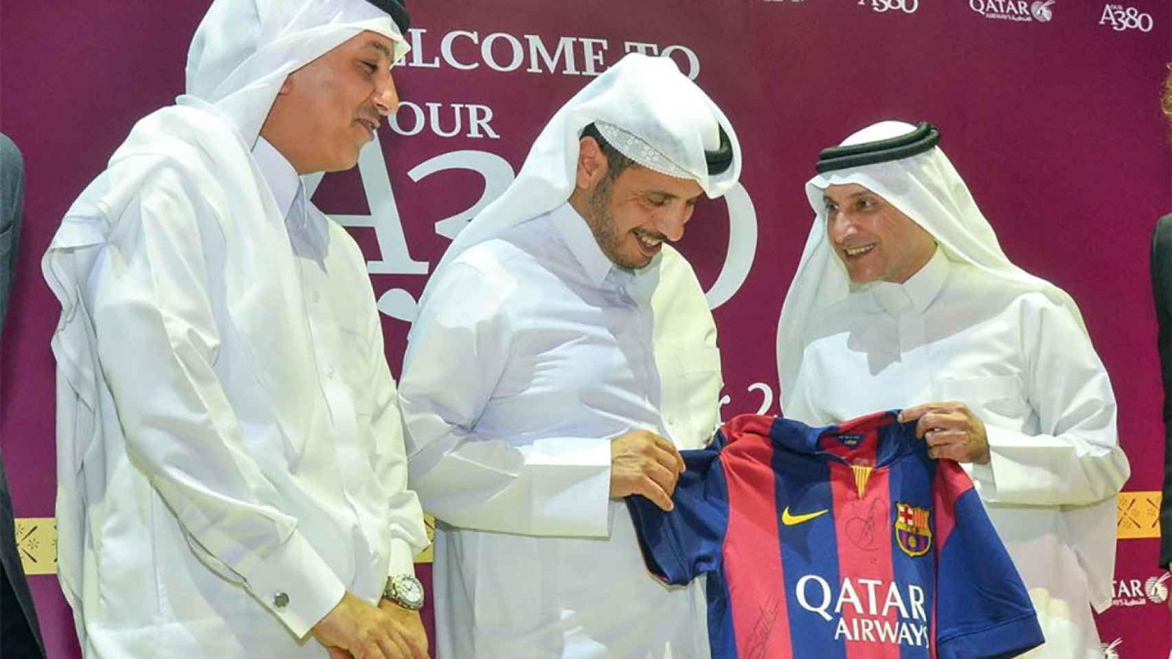 Los jeques y emires de Qatar, con una camiseta del Barça en una imagen de archivo / REDES