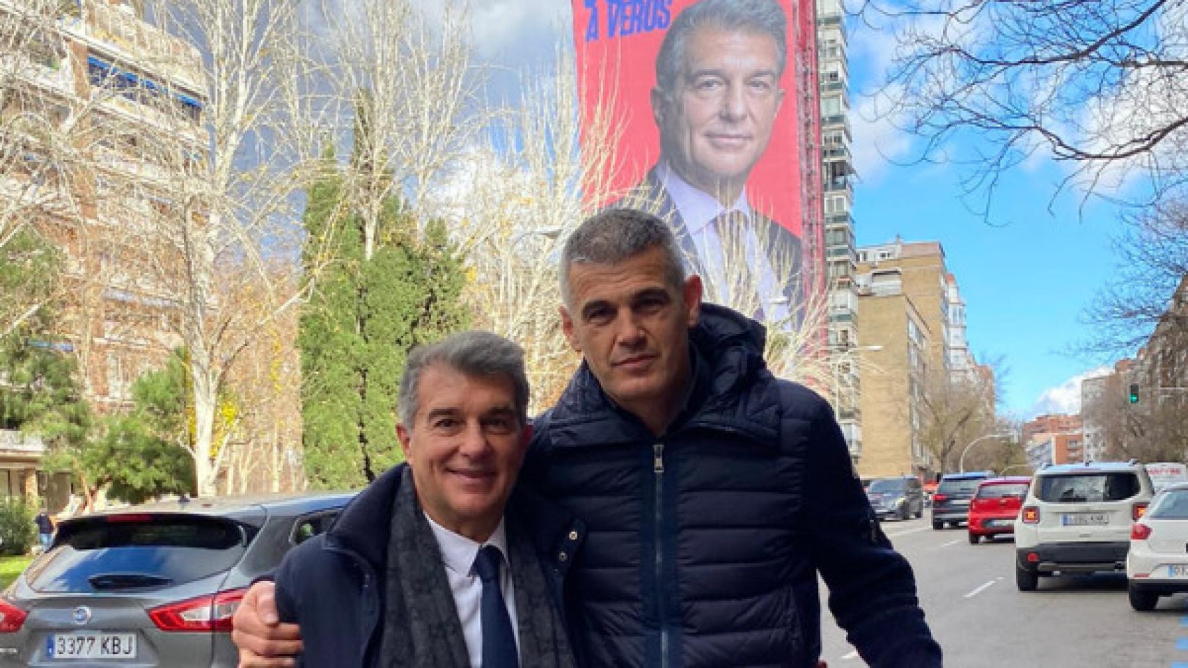 Joan Laporta y Enric Masip posan cerca de la lona publicitaria que colocó el presidente del Barça en Madrid