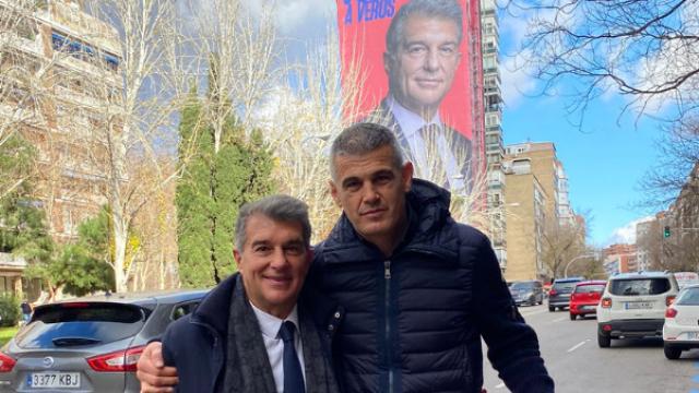 Joan Laporta y Enric Masip posan cerca de la lona publicitaria que colocó el presidente del Barça en Madrid