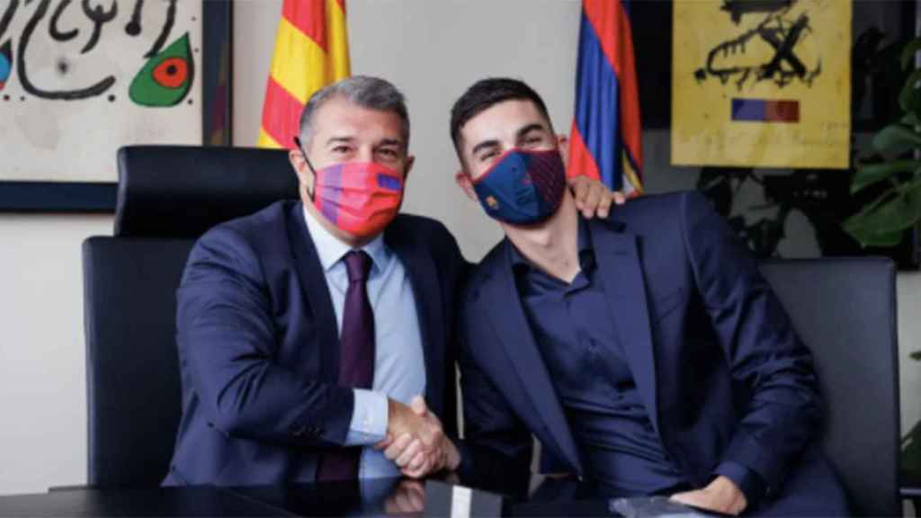 Joan Laporta, estrechando la mano a Ferran Torres durante su presentación / FCB