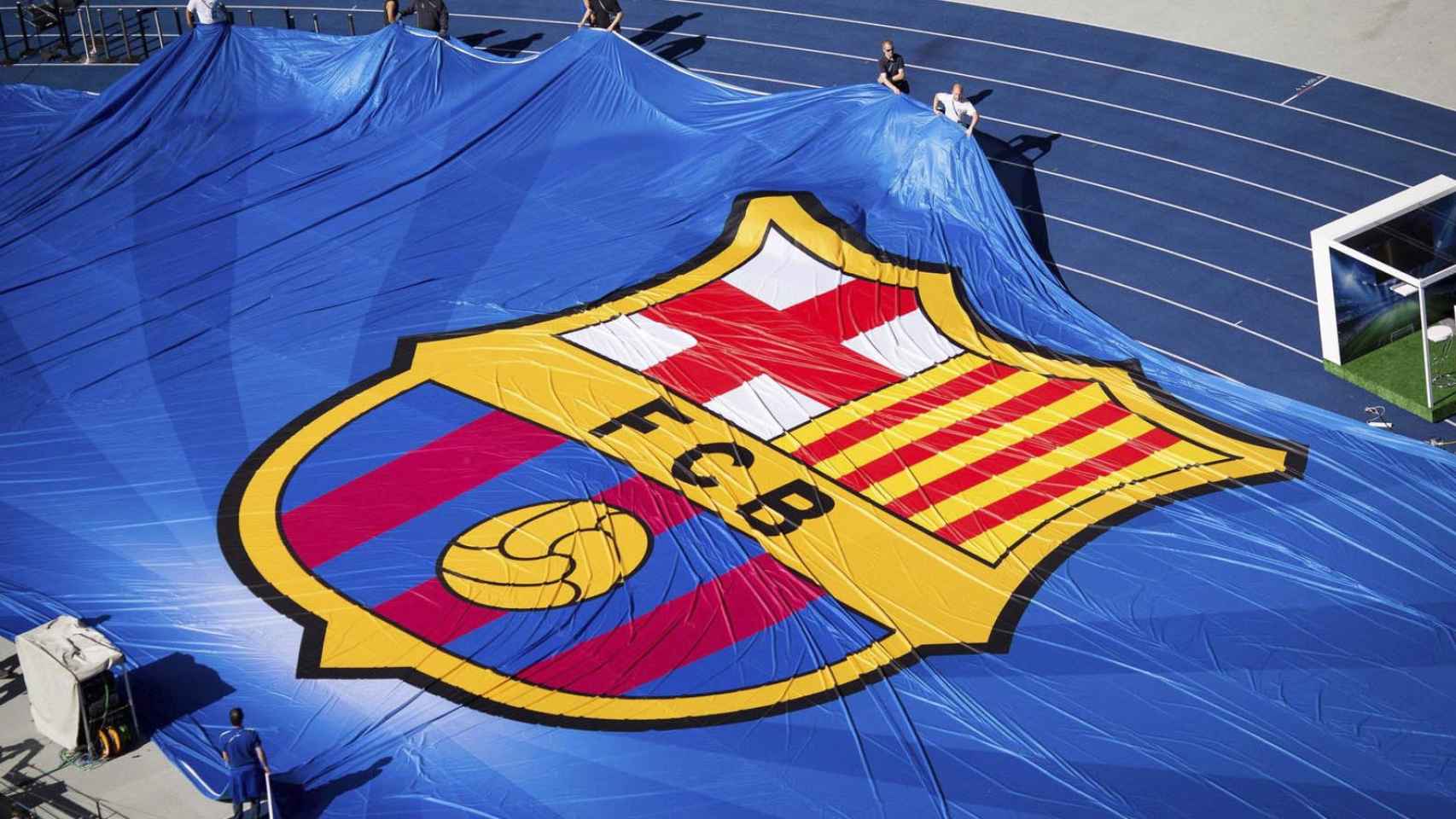 Una gran bandera con el escudo del Barça