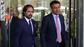 El abogado José Ángel González Franco junto a su representado, Josep María Bartomeu / EFE