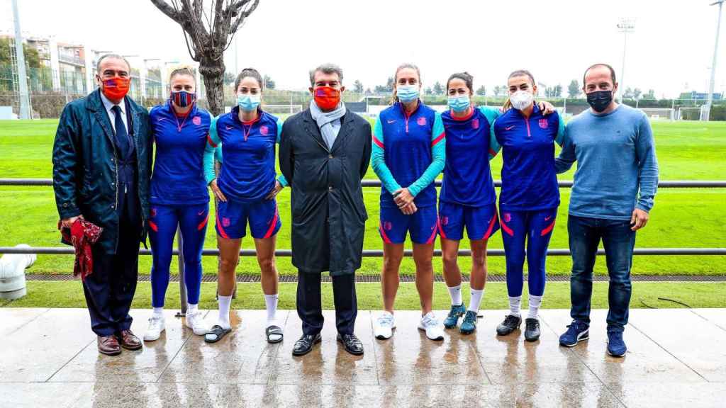 Joan Laporta con las jugadoras del Barça Femenino / FCB