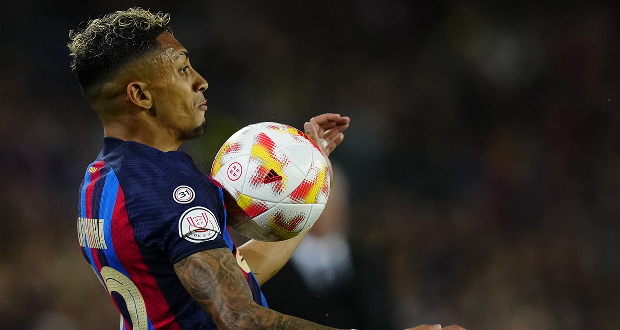 Raphinha controla el balón, durante el clásico de Copa del Rey / EFE