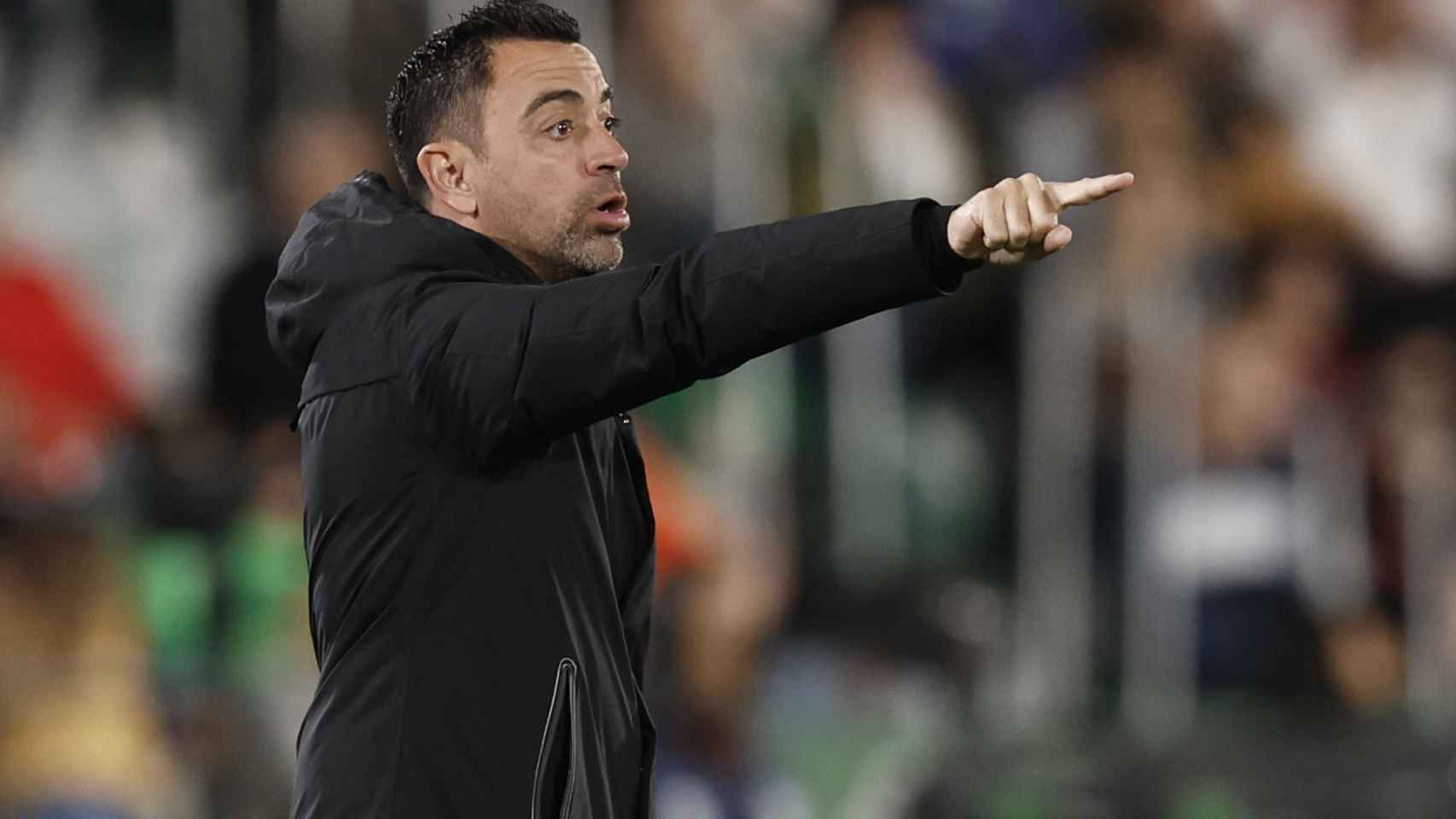 El entrenador del Barça, Xavi Hernández, da instrucciones a sus jugadores : EFE