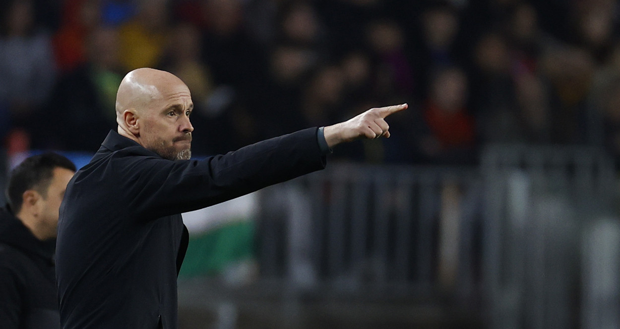 Erik Ten Hag da indicaciones a sus jugadores en el Barça Manchester United / EFE