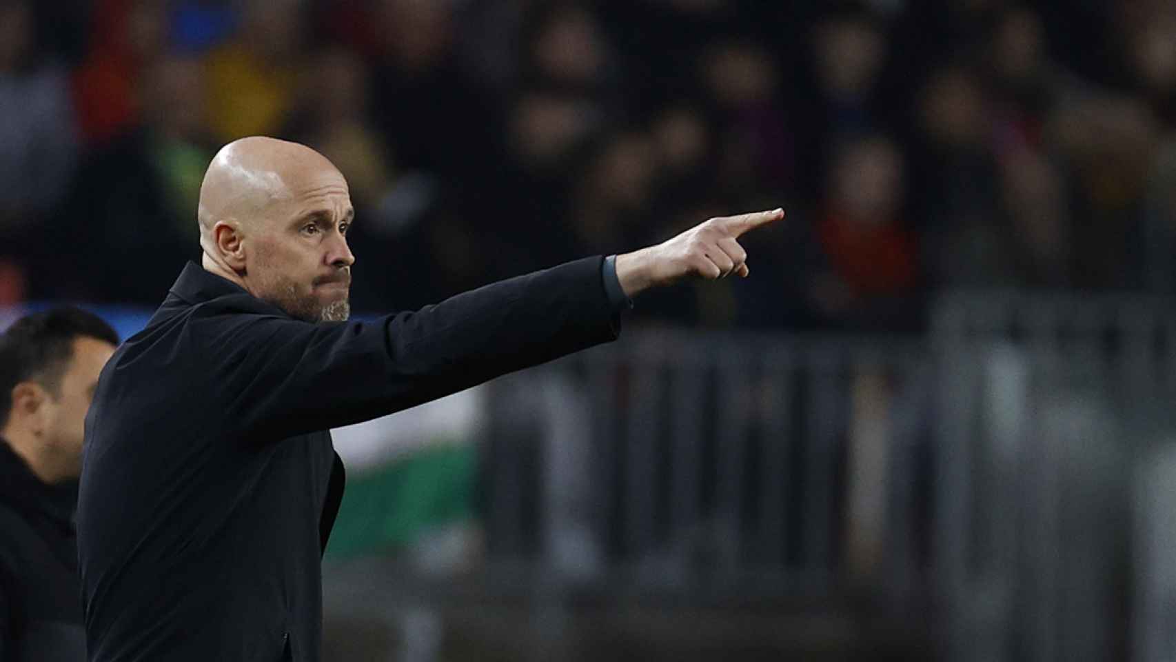 Erik Ten Hag da indicaciones a sus jugadores en el Barça Manchester United / EFE