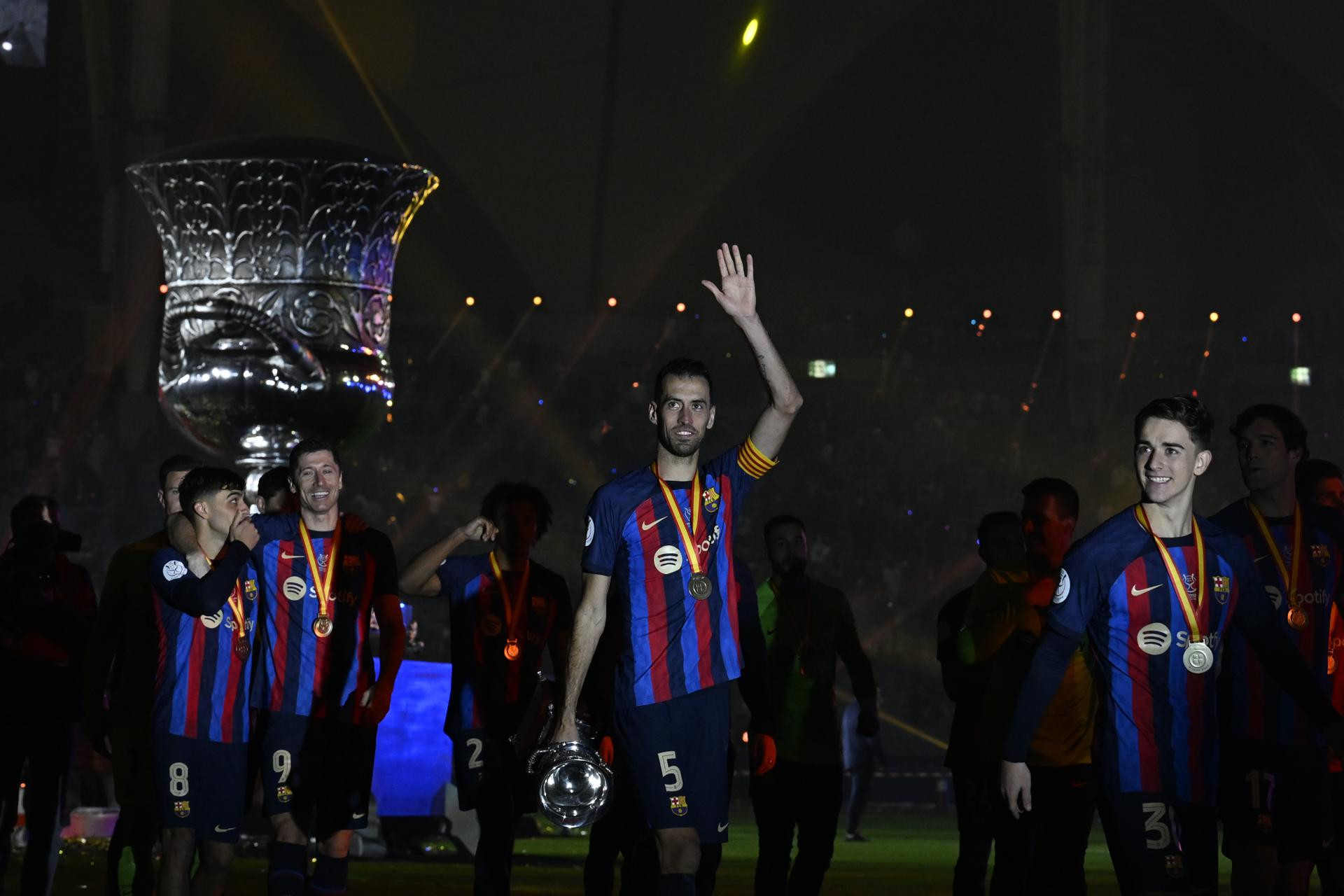 Busquets, con la copa, tras la victoria del Barça al Real Madrid / EFE