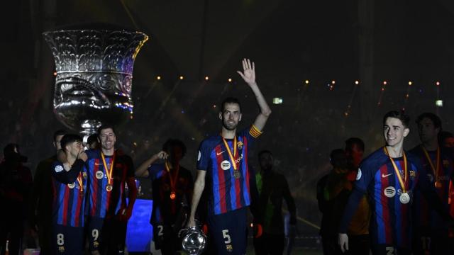 Busquets, con la copa, tras la victoria del Barça al Real Madrid / EFE