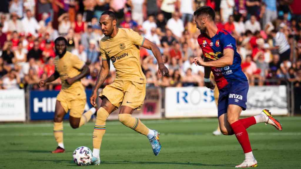 Aubameyang, conduciendo el balón, durante el triunfo del Barça contra el Olot / FCB