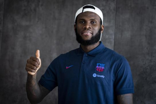 Kessié posando como jugador del Barça / FCB