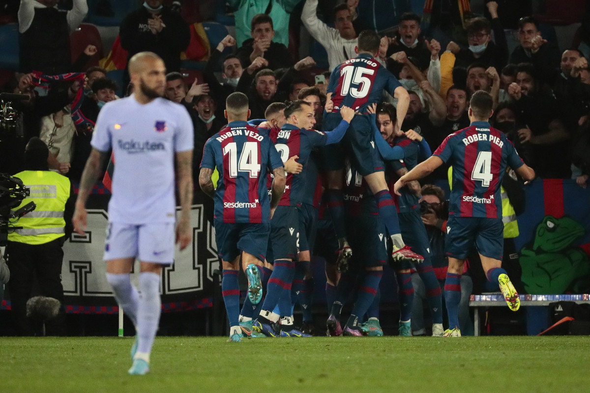 Alves, en primer plano mientras el Levante celebra un gol contra el Barça / EFE