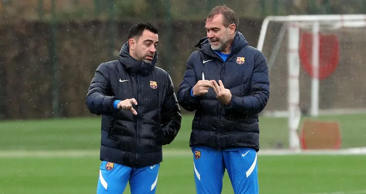 Xavi Hernández, junto a su asistente y hermano, en un entrenamiento del Barça / FCB