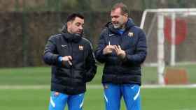 Xavi Hernández, junto a su asistente y hermano, en un entrenamiento del Barça / FCB