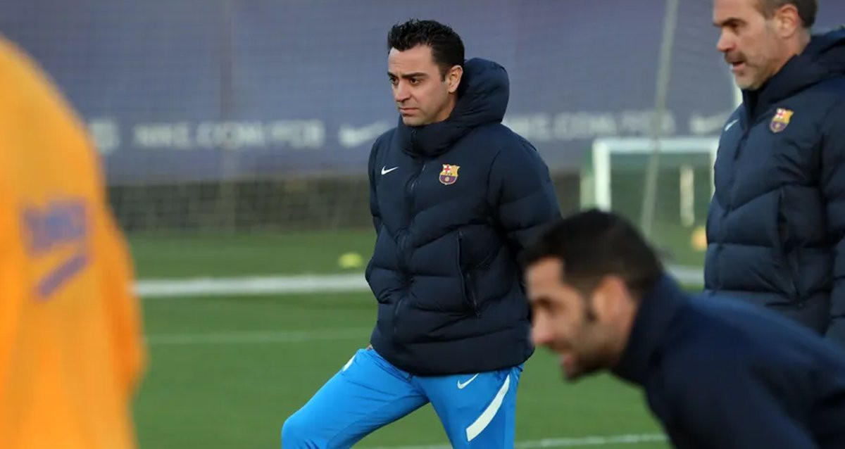 Xavi Hernández, atento, durante el último entrenamiento del Barça / FCB