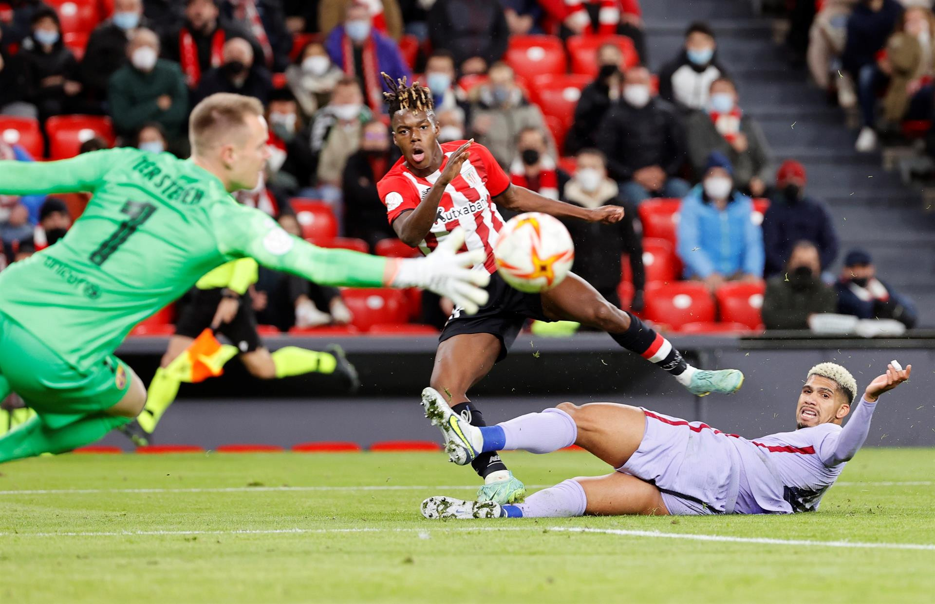 Nico Williams remata ante la oposición de Araujo y Ter Stegen despeja su remate en un partido horrible del Barça en la Copa / EFE