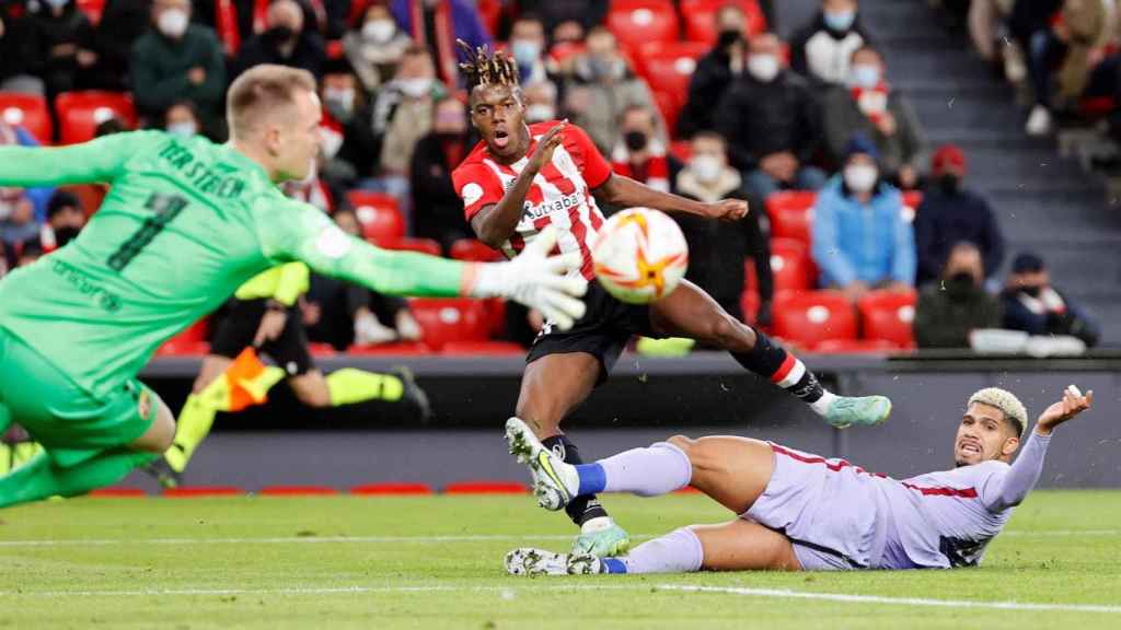 Nico Williams remata ante la oposición de Araujo y Ter Stegen despeja su remate en un partido horrible del Barça en la Copa / EFE