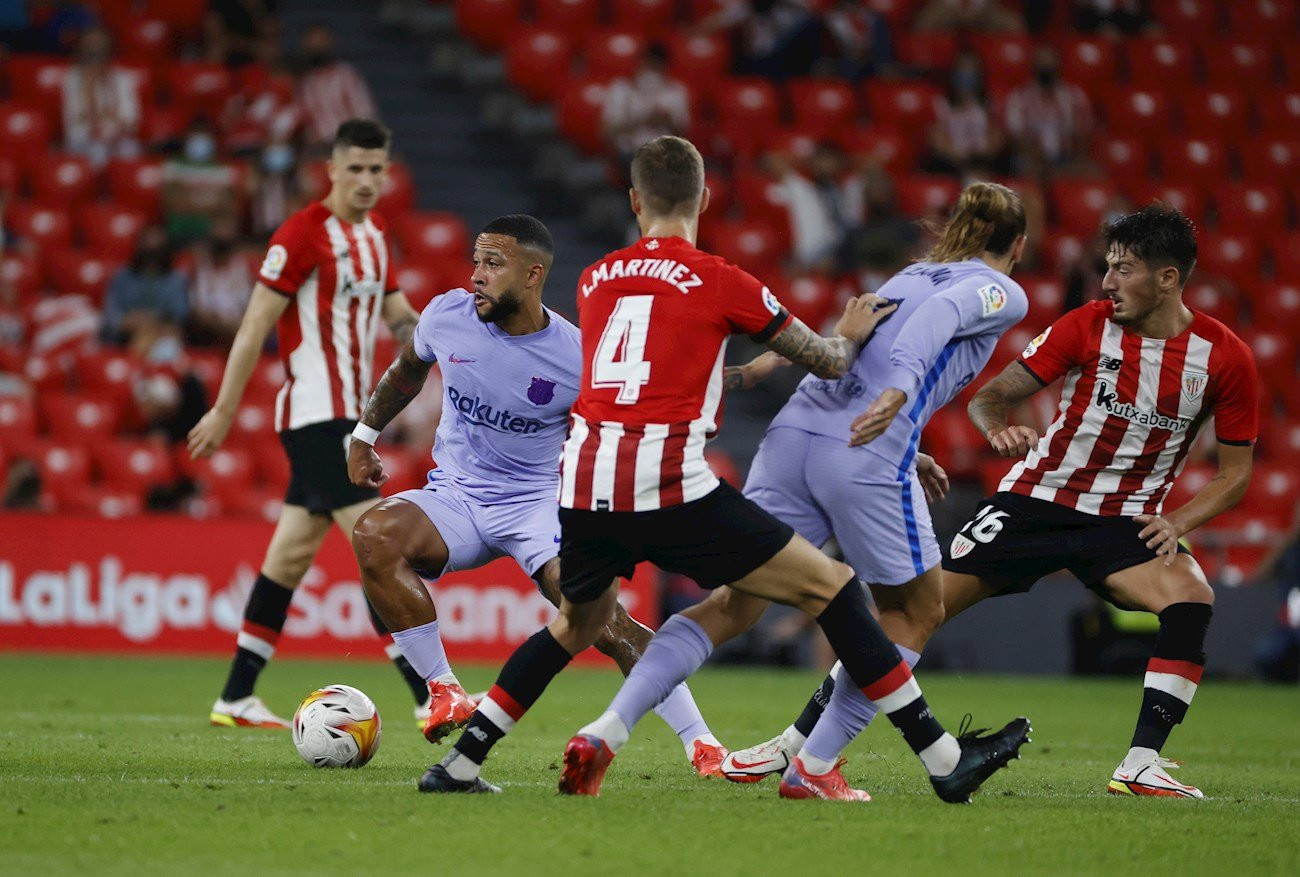 Memphis y Griezmann en una acción ante el Athletic, cuando todavía jugaban para el Barça / EFE