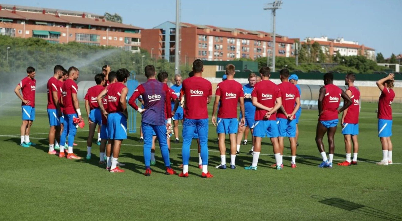 Los jugadores del Barça escuchando a Ronald Koeman / FC Barcelona