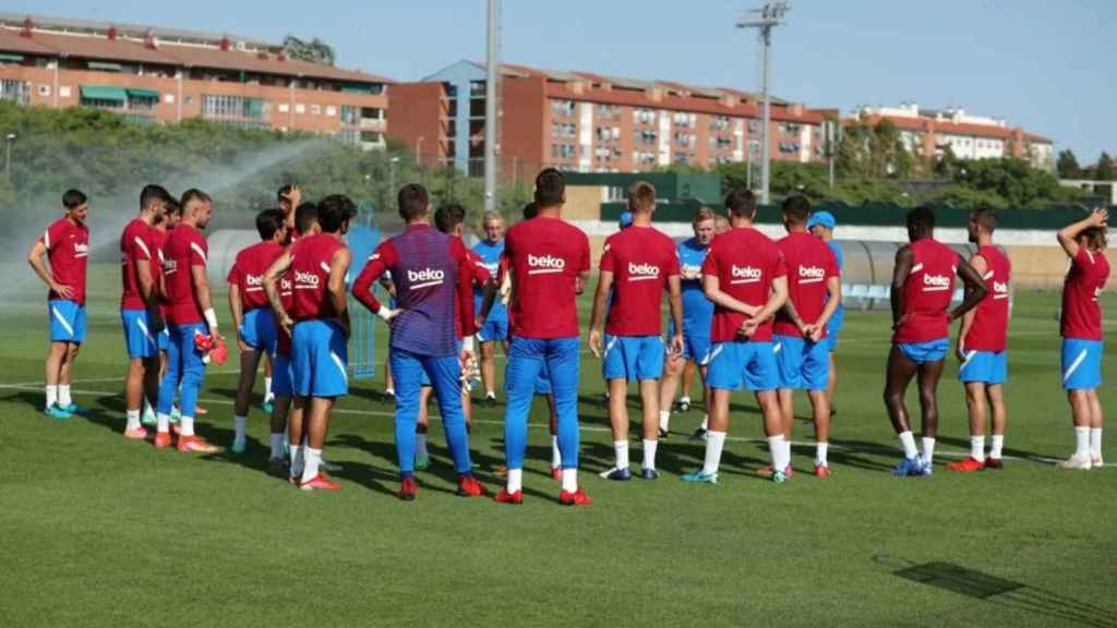 Los jugadores del Barça escuchando a Ronald Koeman / FC Barcelona