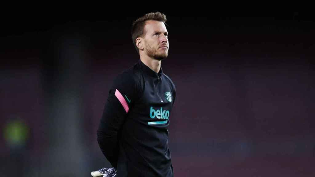 Neto, cabizbajo en un partido con el Barça | EFE