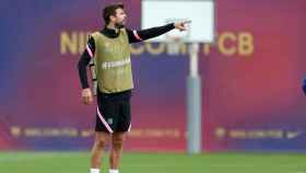 Piqué en un entrenamiento previo al clásico / FC BARCELONA