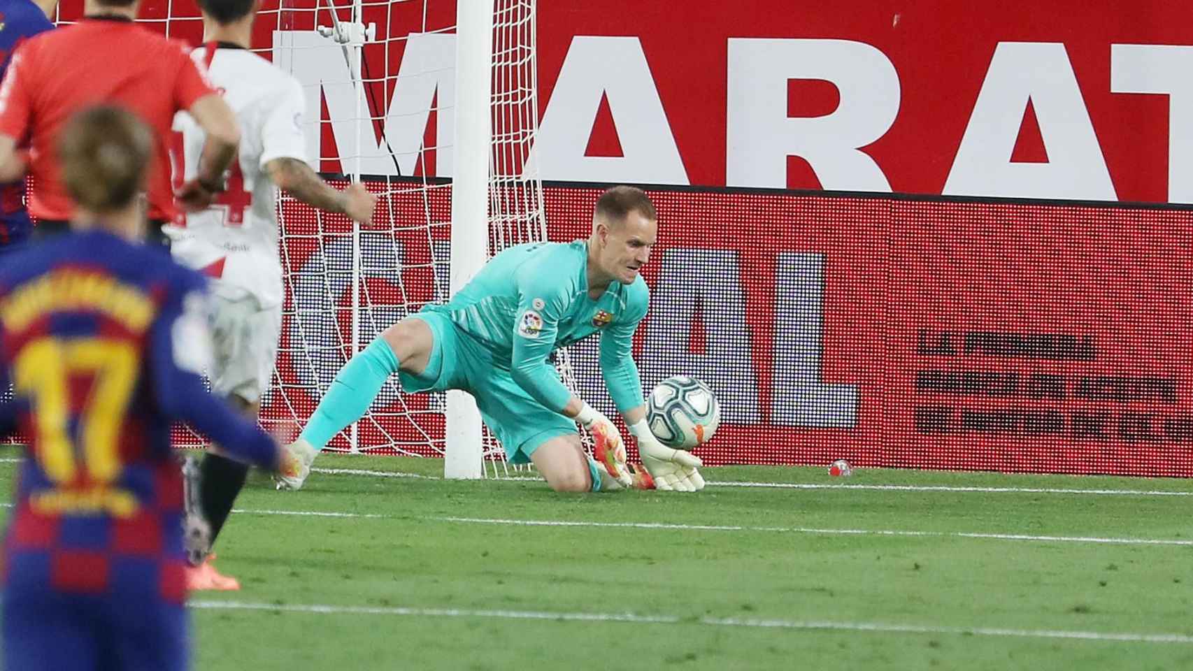 Ter Stegen en una intervención en el Sevilla-Barça / FCB