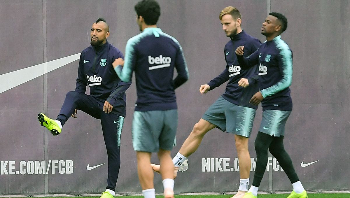 Arturo Vidal, Carles Aleñá, Ivan Rakitic y Nelson Semedo en un entrenamiento del Barça / EFE