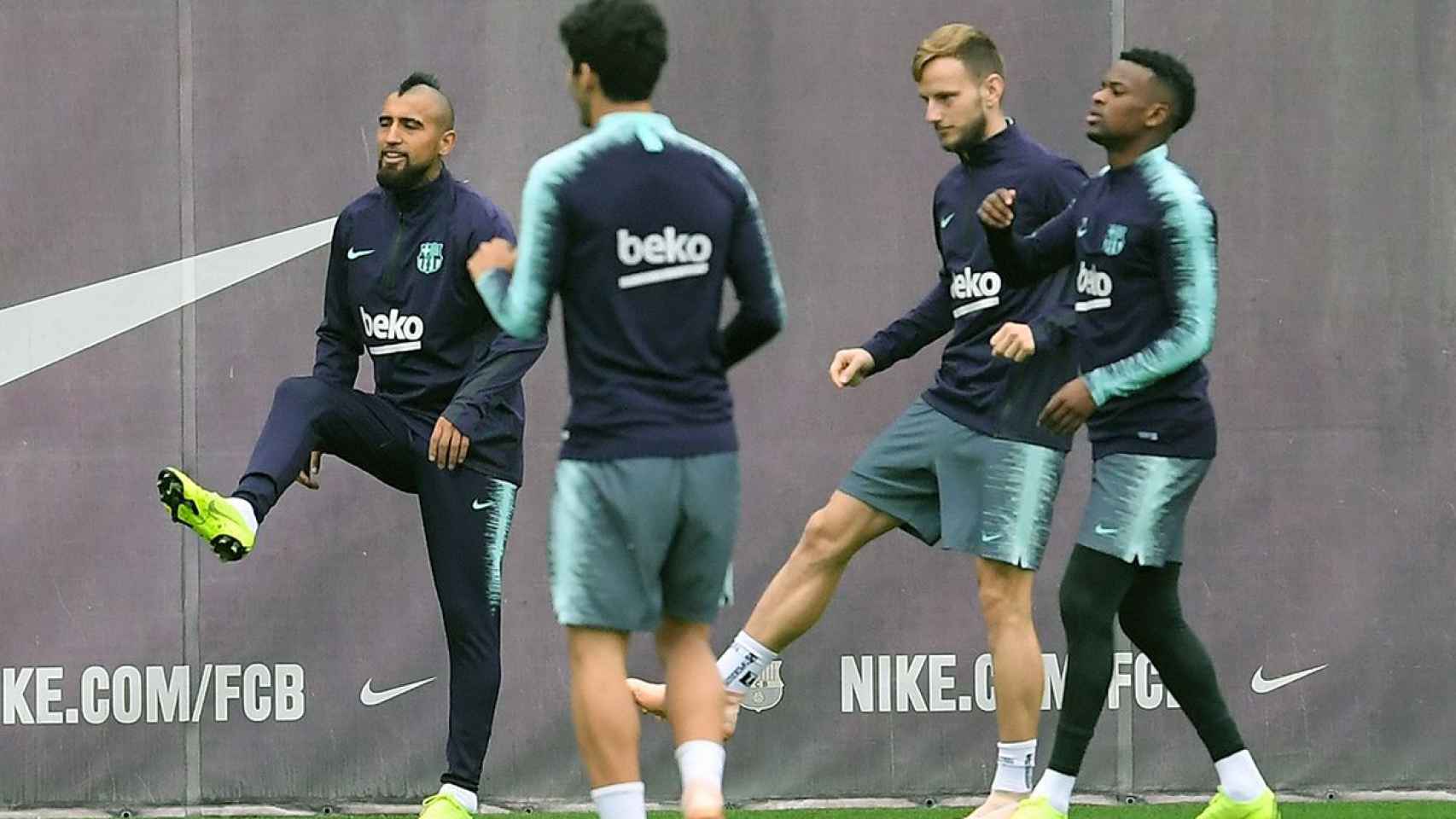 Arturo Vidal, Carles Aleñá, Ivan Rakitic y Nelson Semedo en un entrenamiento del Barça / EFE