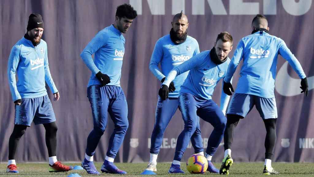 Messi, Aleñá, Vidal, Rakitic y Alba en un entrenamiento del Barça / EFE