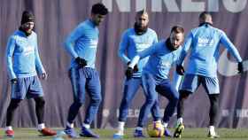 Aleñá, Rakitic, Arturo Vidal (Barça) en un entrenamiento previo al partido de Copa del Rey contra el Sevilla / EFE