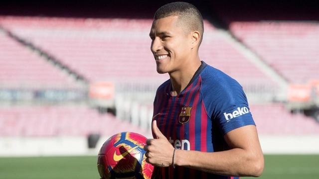 Jeison Murillo posa con la camiseta del Barça tras su fichaje / EFE