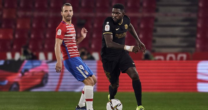 Umtiti, en una acción ante el Granada | EFE