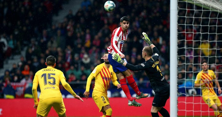 Ter Stegen detiene uno de los lanzamientos del Atleti/ EFE