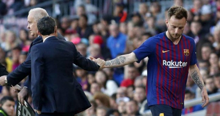 Valverde y Rakitic se saludan durante un partido/ Twitter