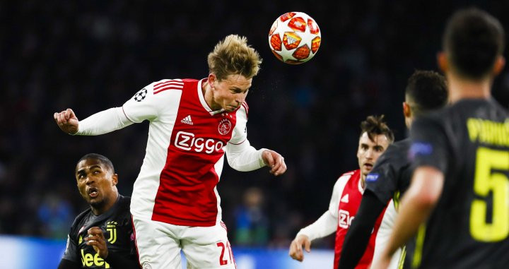 Frenkie de Jong sacando un balón con la cabeza contra la Juventus / EFE