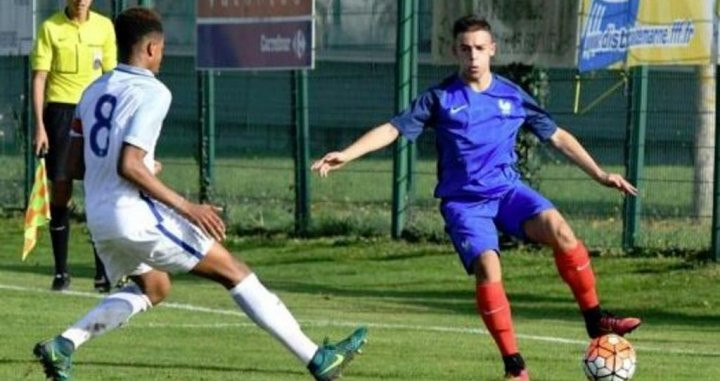 Bilel Hassaini en un encuentro con la sub-17 de Francia / EFE