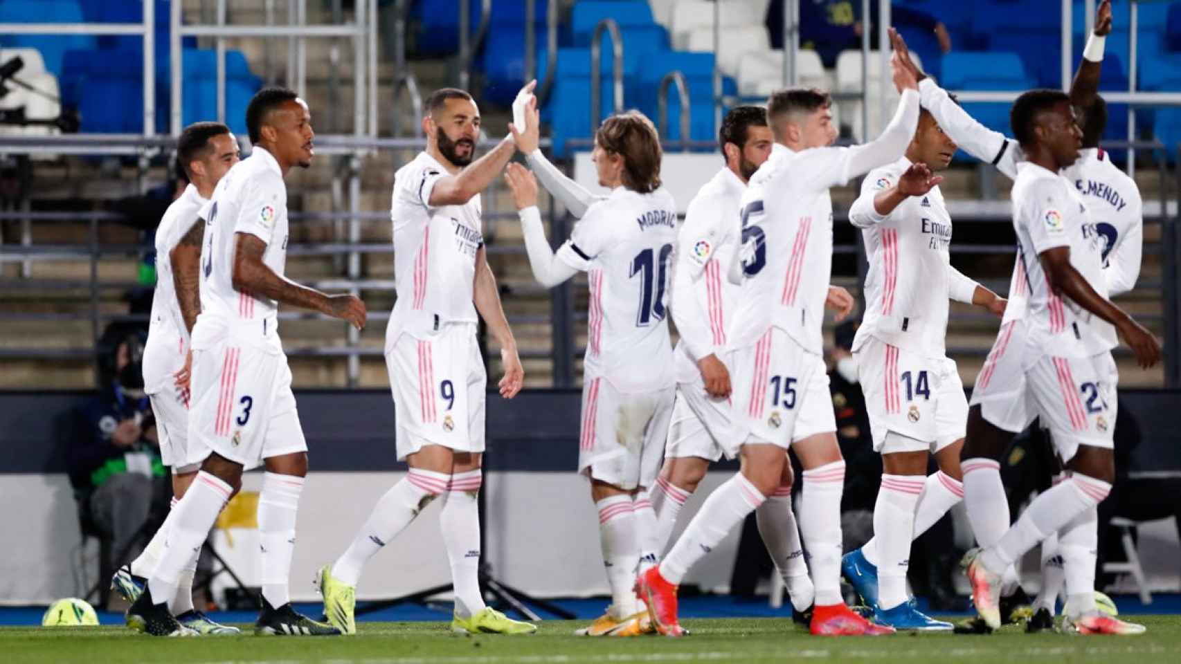 Las estrellas del Real Madrid, con jóvenes promesas y pesos pesados, celebran un gol / RM