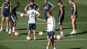 Julen Lopetegui junto a varios jugadores en un entrenamiento del Real Madrid / EFE